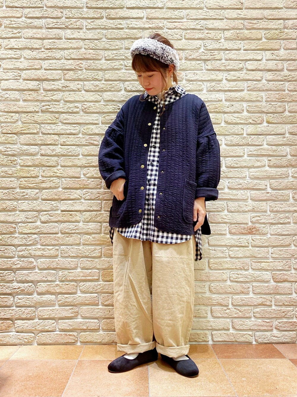 ホワイト系のTシャツ/カットソー、ブラック系のシャツ/ブラウス、ブラック系のカーディガン/ボレロを着用したレディースの秋コーディネートの1枚目の写真