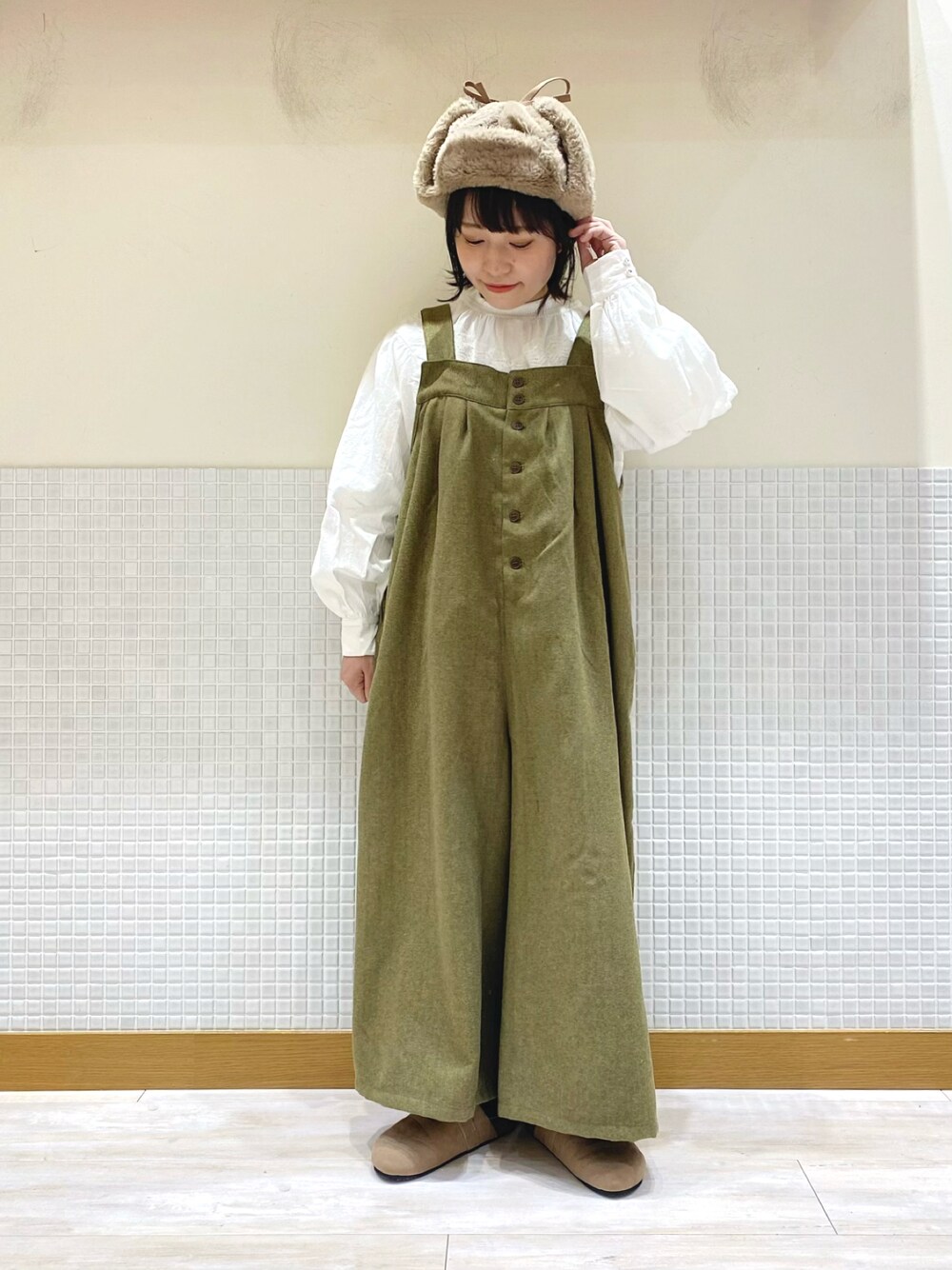 「Samansa Mos2、サマンサ モスモス(Samansa Mos2)、SM2、サロペット、冬コーデ、パンツスタイル、大人カジュアル、低身長、ラクチンコーデ、レースブラウス」｜「Samansa Mos2の切替レースブラウス（シャツ/ブラウス、ホワイト系）」を使った、む ら ま つさん（レディース・148cm）の冬コーディネートの1枚目の写真