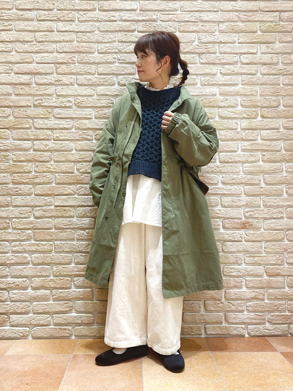 グレー系のニット/セーター、ホワイト系のその他パンツ、ホワイト系のTシャツ/カットソーを着用したレディースの冬コーディネートの1枚目の写真