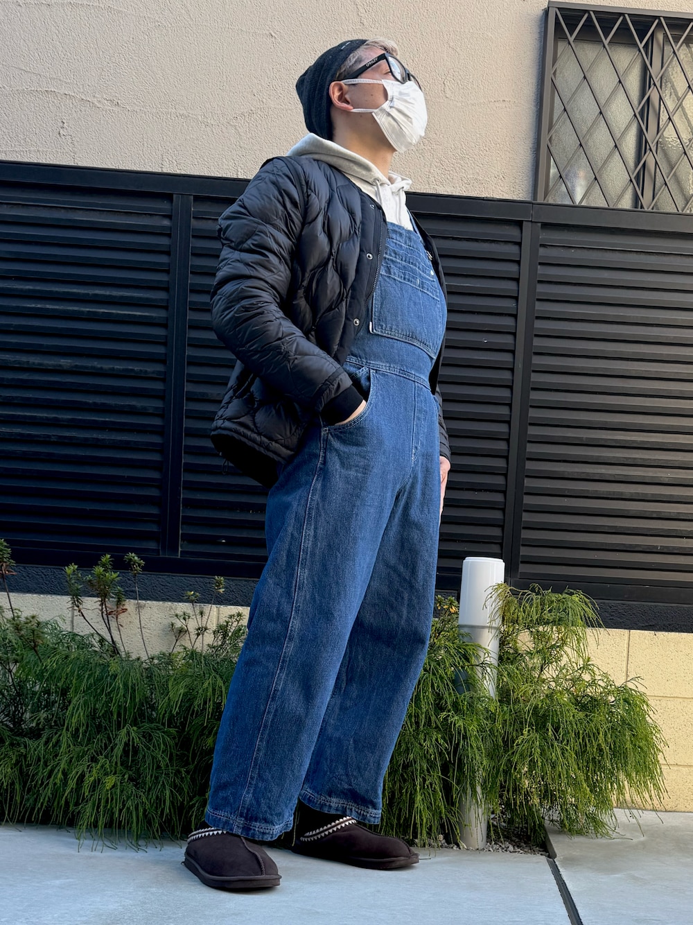 「休日スタイル、メンズファッション、大人コーデ、ファッションを楽しもう」｜「カークランドシグニチャーのアイテム（サンダル、ブラウン系）」を使った、nabapeさん（メンズ・166cm）の冬コーディネートの1枚目の写真