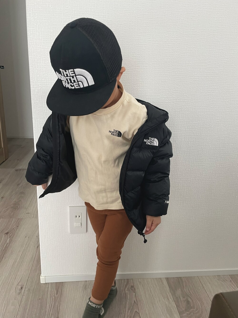 「おでかけコーデ、おとこのこ、キャップ、むすこーで」｜「Birthdayのアイテム（パンツ、ブラウン系）」を使った、sapiさん（キッズ・100cm）の春コーディネートの1枚目の写真