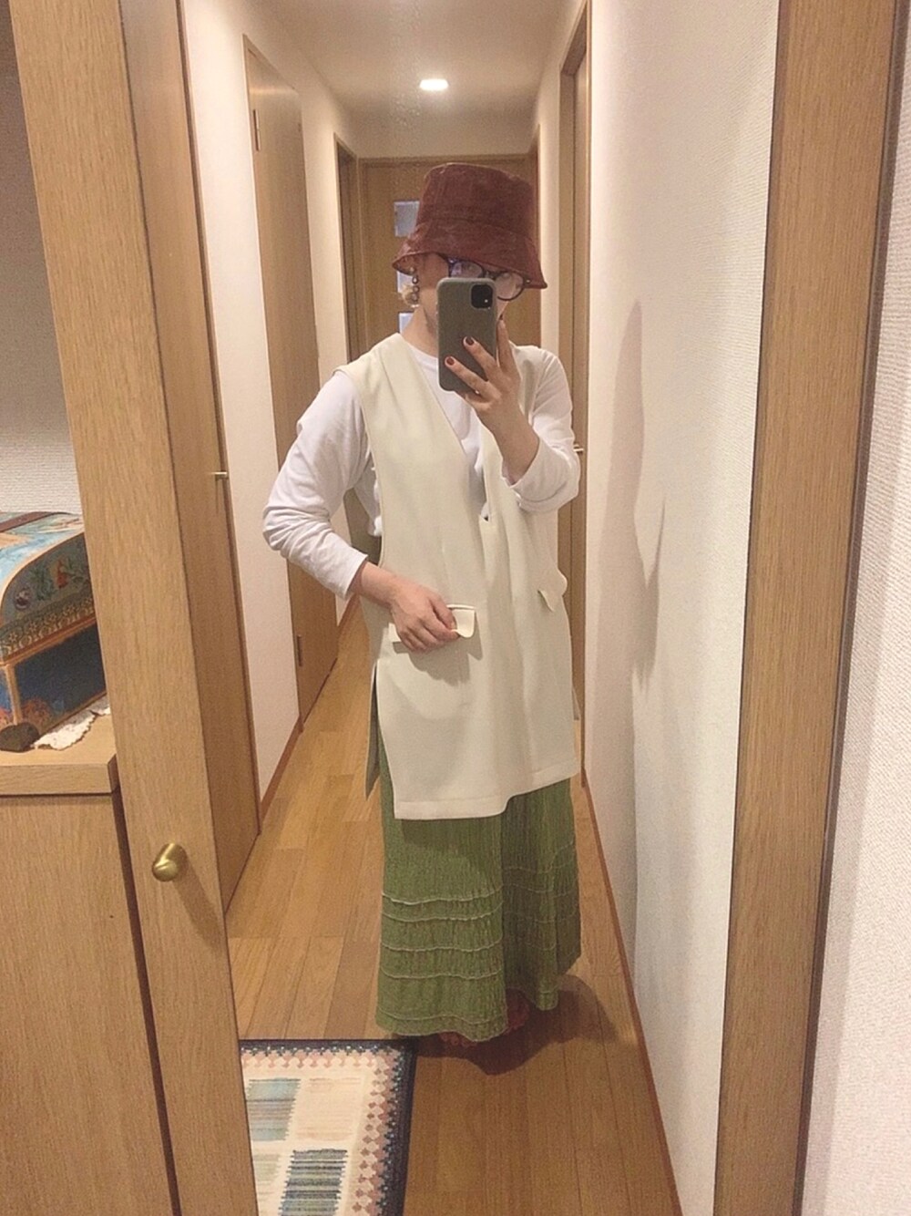 「大人カジュアル、お洒落さんとつながりたい」｜「BEAMSのアイテム（ベスト、ホワイト系）」を使った、mojoさん（レディース・157cm）の夏コーディネートの1枚目の写真