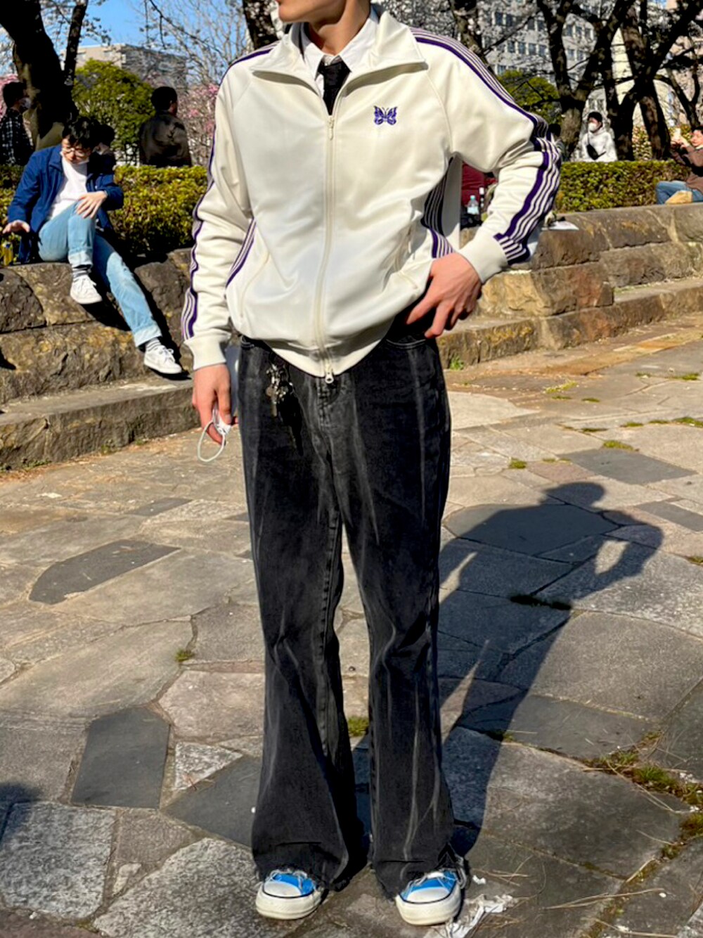 「春夏コーデ、ネクタイコーデ、トラックジャケット、フレアパンツ、大人カジュアル、休日コーデ、春服コーデ、ニードルス、お洒落さんとつながりたい、大人コーデ、お花見、カジュアルコーデ」｜「MASONPRINCEのヴィンテージ加工 フレアデニムパンツ NZK23843【DO NOT TAG】【2022AW】（デニムパンツ、グレー系）」を使った、ryotaro suzukiさん（メンズ・169cm）の春コーディネートの1枚目の写真