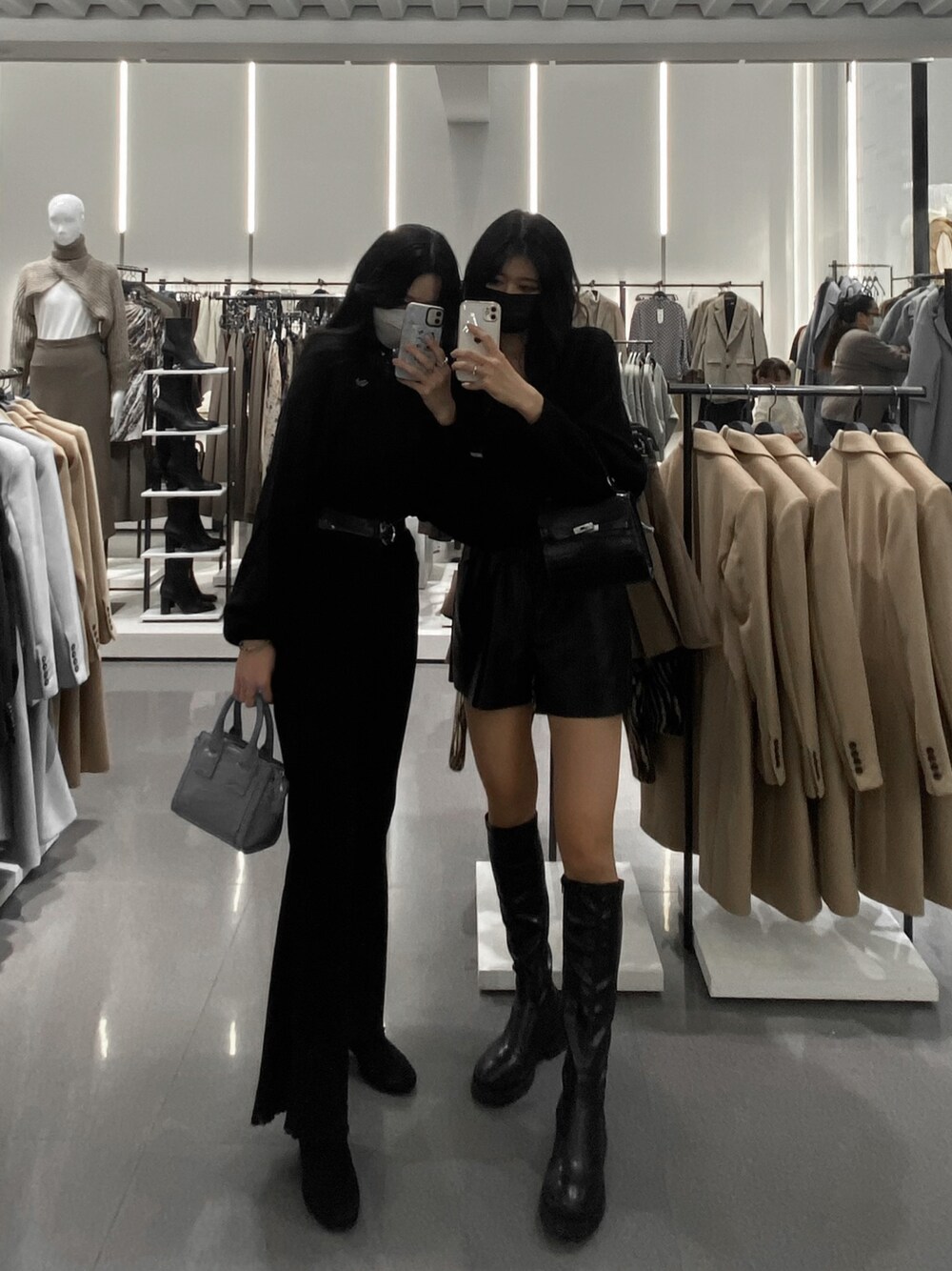 「高身長女子、ootd、モノトーンコーデ、プチプラコーデ、ブラック、ブラックコーデ、ロングブーツ」｜「ZARAのアイテム（バッグ、ブルー系）」を使った、ritsuさん（レディース・169cm）の秋コーディネートの1枚目の写真