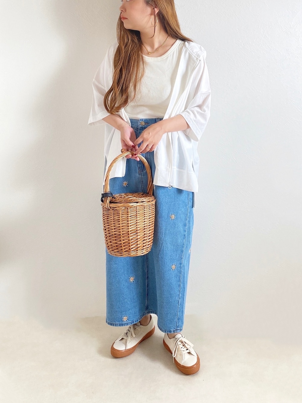 「花柄、デニムスカート、接触冷感、omnes、しまむら、このスタイルがお気に入り、カジュアルコーデ、カジュアル、低身長、低身長コーデ、デニム、シンプルコーデ、カーディガン、白スニーカー、お出かけコーデ」｜「OMNESの接触冷感オーバーサイズジップパーカー（パーカー、ホワイト系）」を使った、c h i k i 𓅰さん（レディース・150cm）の夏コーディネートの1枚目の写真