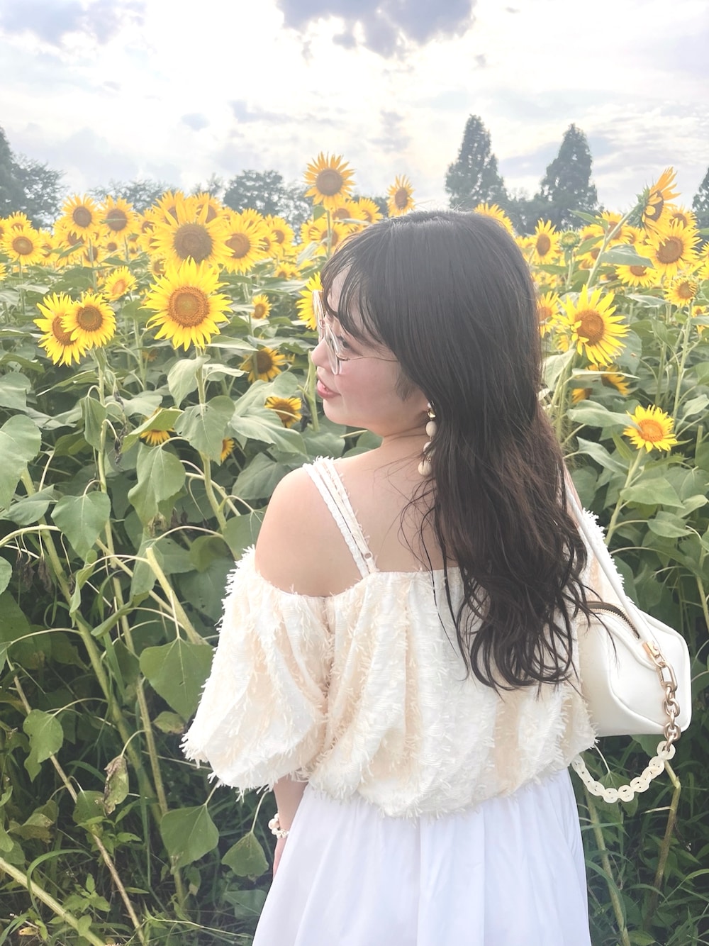 「ひまわり畑、淡色コーデ、淡色女子、ホワイトコーデ」｜「AÉRMA boutiqueのアイテム（トップス、ベージュ系）」を使った、anet17さん（骨格ウェーブ・レディース・157cm）の秋コーディネートの1枚目の写真