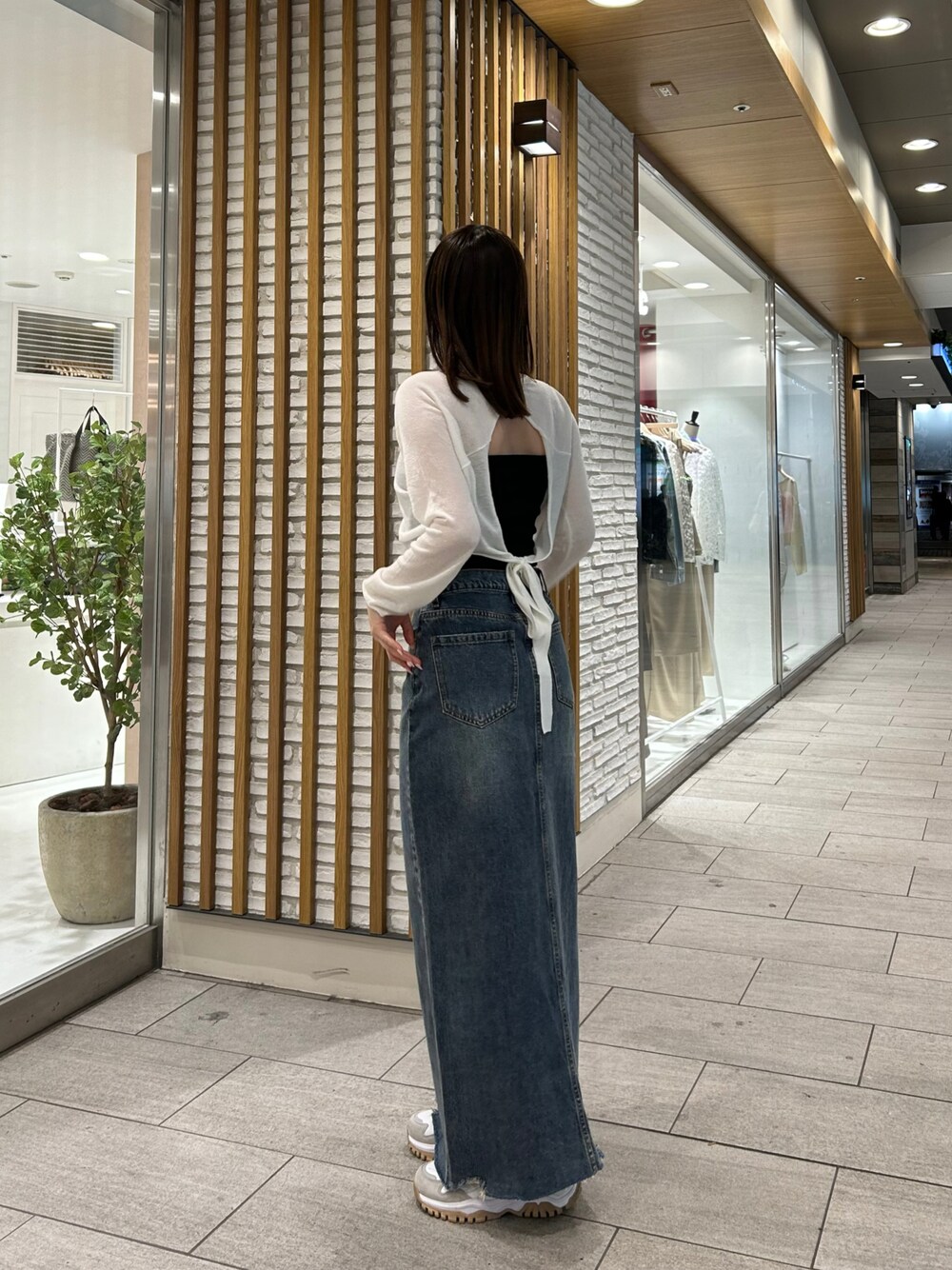 「キレイめカジュアル、ootd、オトナカワイイ、骨格ストレート、高身長コーデ」｜「mysticの【3色展開】スリットデニムスカート（デニムスカート、ブルー系）」を使った、miyuu tsujisaki さん（レディース・164cm）の春コーディネートの1枚目の写真