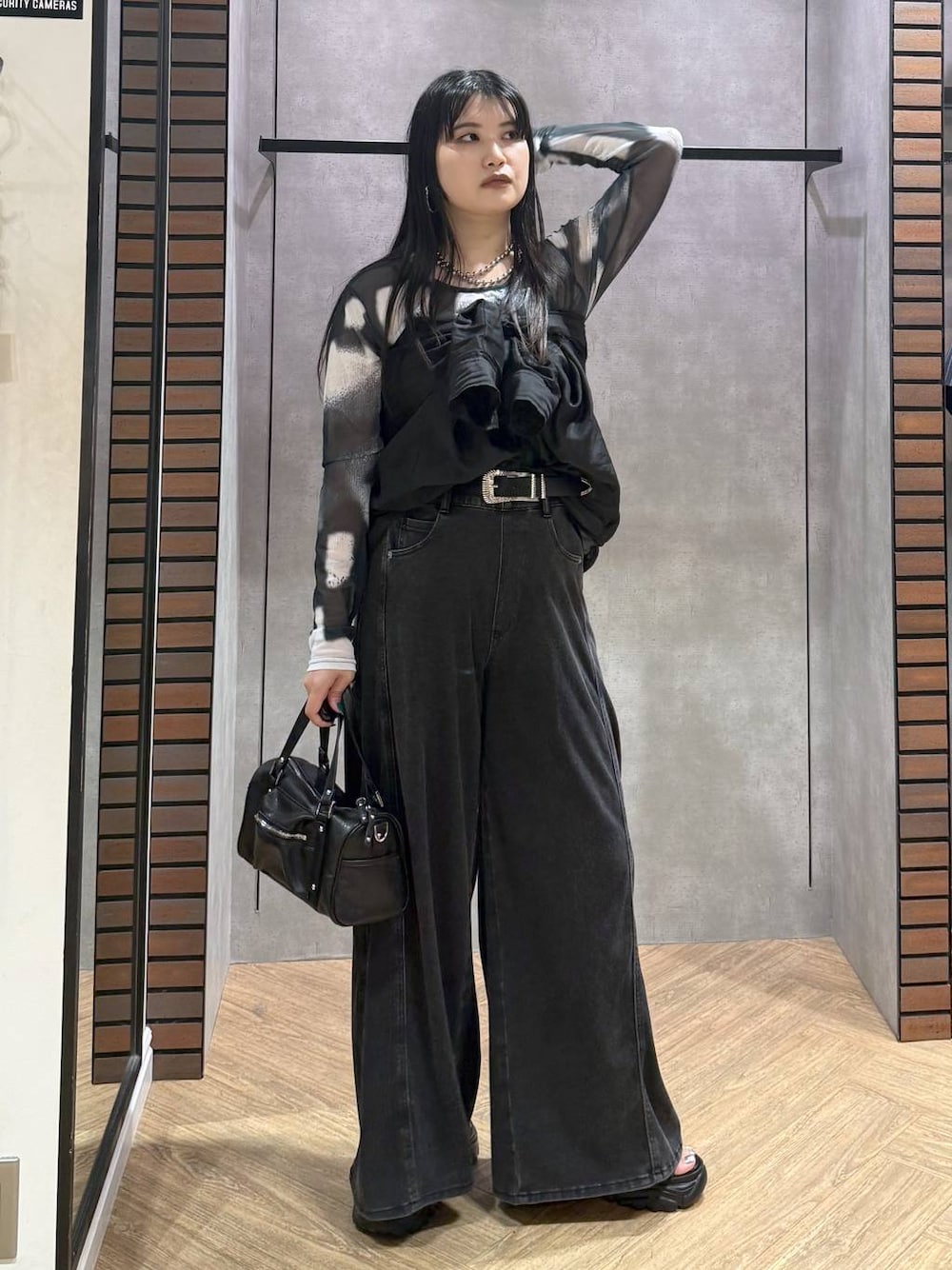 ブラック系のデニムパンツ、ブラック系のショルダーバッグ、グレー系のその他トップスを着用したレディースの夏コーディネートの1枚目の写真