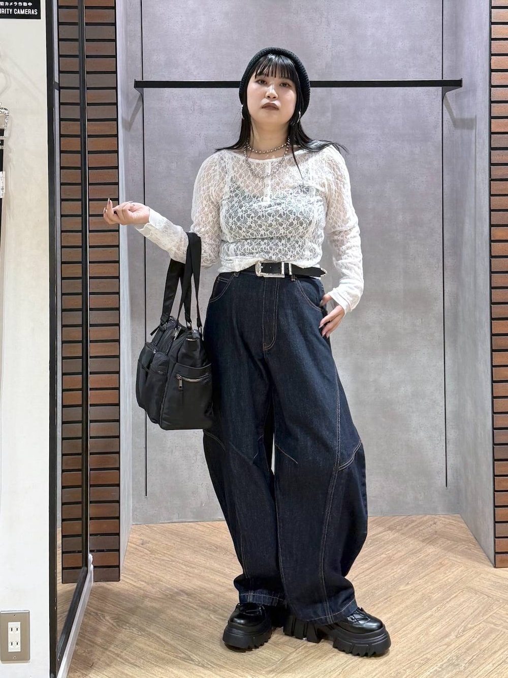 ブラック系のブーツ、ブルー系のデニムパンツ、ホワイト系のシャツ/ブラウスを着用したレディースの秋コーディネートの1枚目の写真