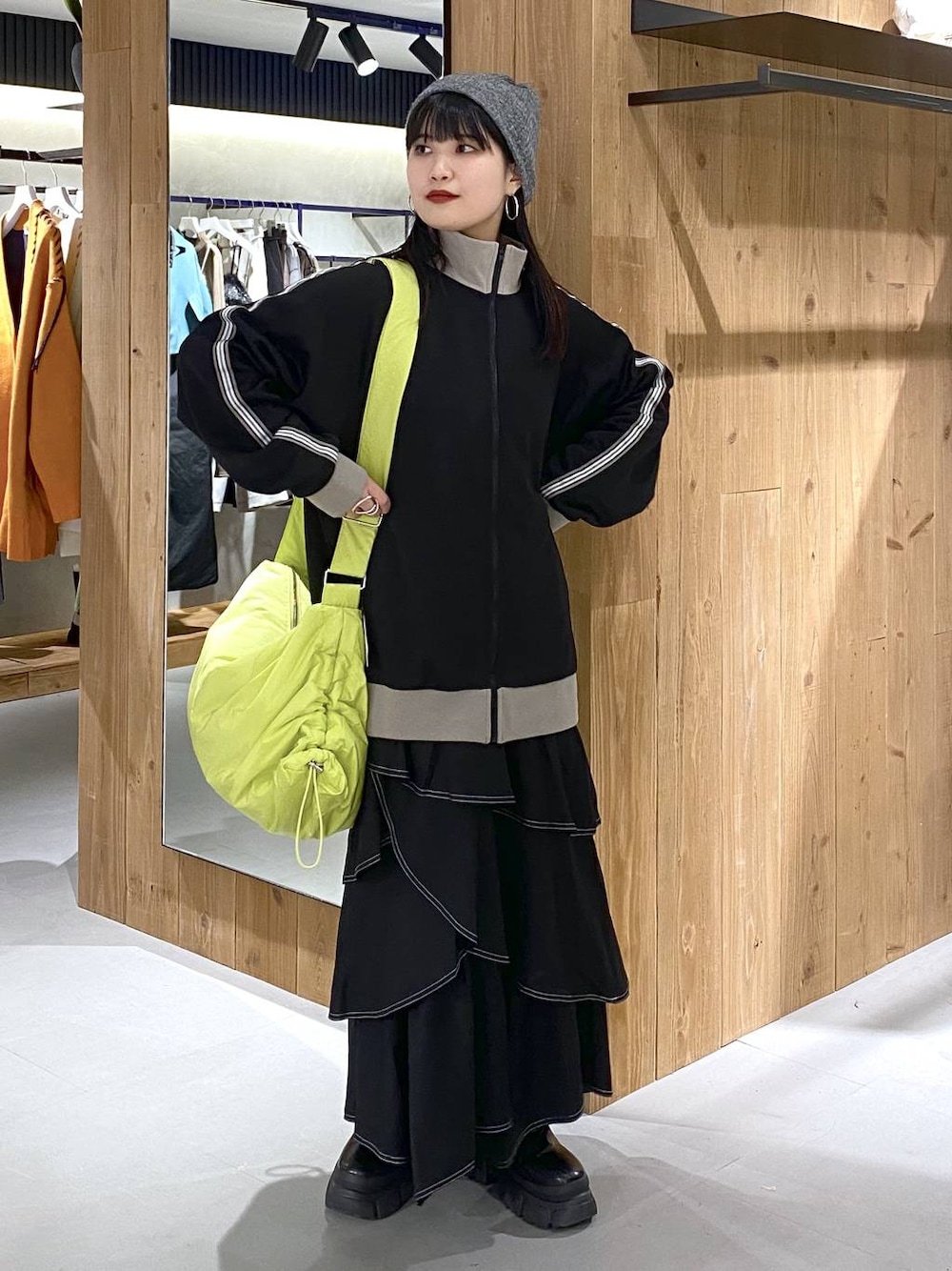 「個性派、モード、差し色コーデ、秋コーデ、冬コーデ、PAGEBOY、骨格ストレート_PAGEBOY、ブルベ冬_PAGEBOY、ソフトエレガント_PAGEBOY」｜「PBLIMのPAGEBOYLIM/トラックジャケット（セットアップ、ブラック系）」を使った、myuさん（レディース・158cm）の秋コーディネートの1枚目の写真