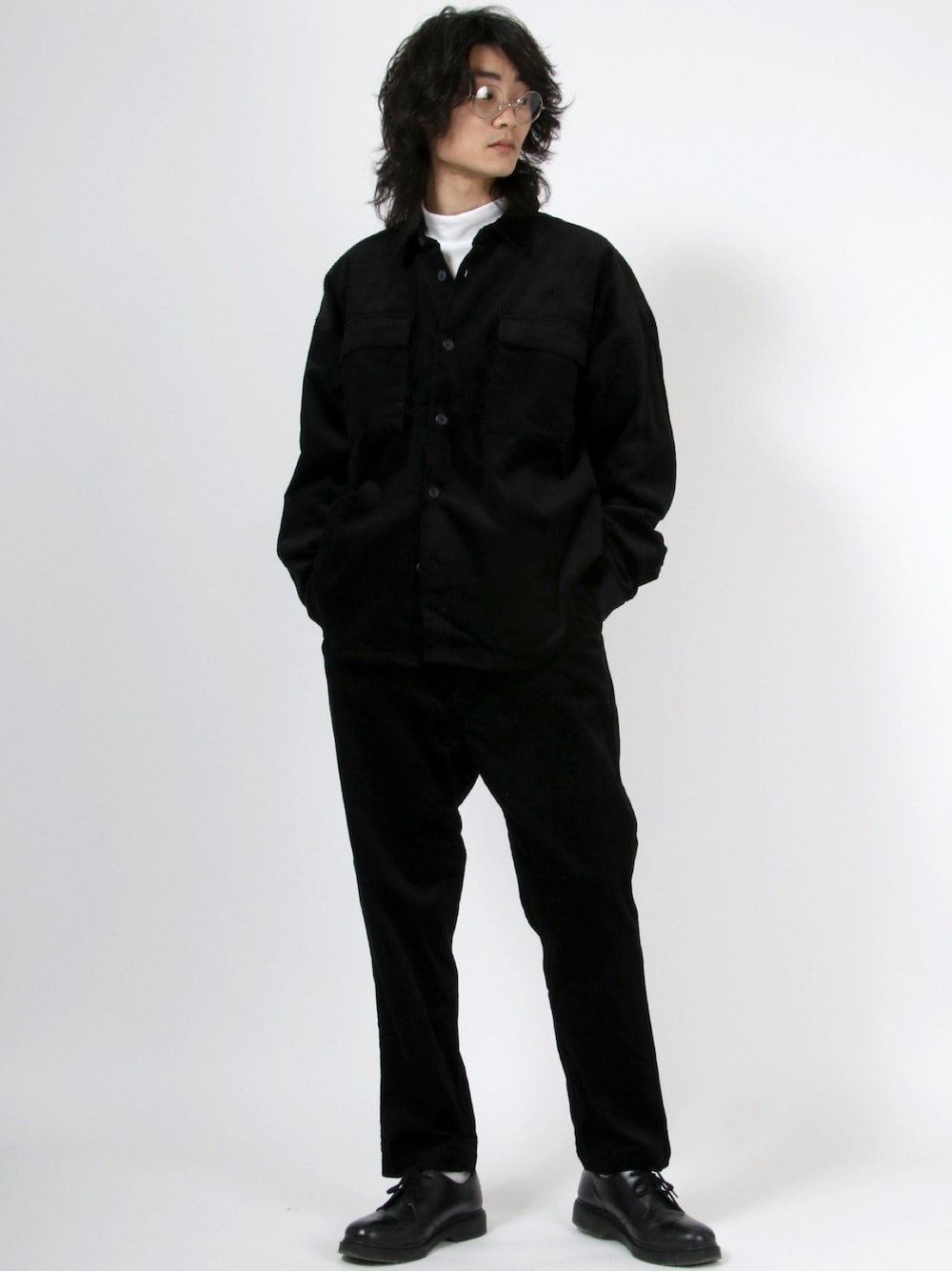 ホワイト系のTシャツ/カットソー、ブラック系のシャツ/ブラウス、ブラック系のその他パンツを着用したメンズの冬コーディネートの1枚目の写真