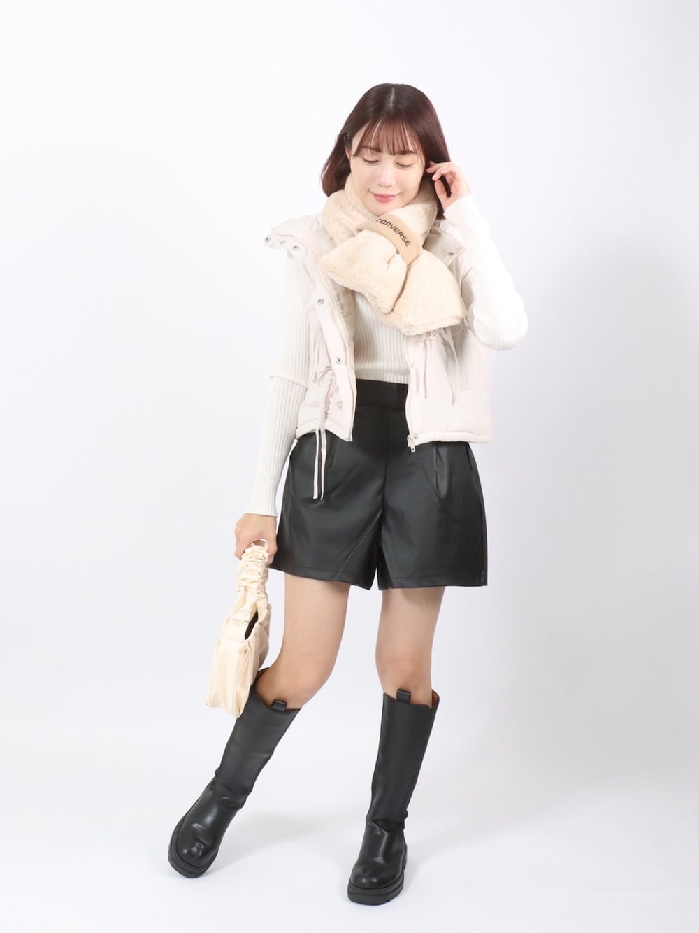 CONVERSEのアイテムを使った「ロングブーツ」の人気ファッション