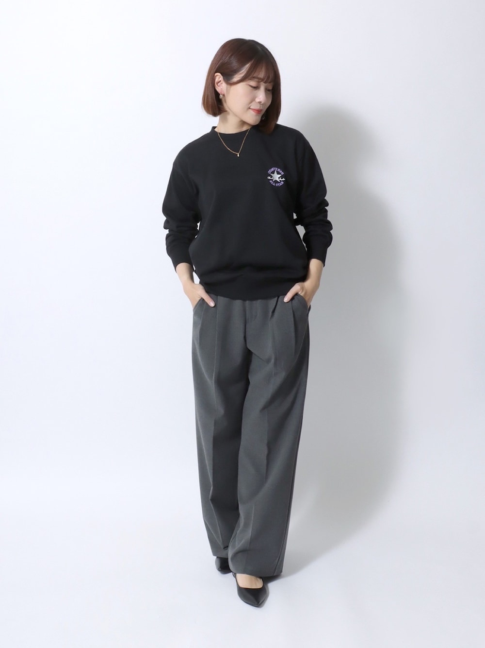 「スウェット、salonghameu、converse、コンバース、ロゴスウェット、ワンポイント、スラックス、グレー、スウエット、シンプルコーデ、着回しコーデ、シンプル、大人かわいい、秋服」｜「CONVERSEのCONVERSE（コンバース）ワンポイントロゴ刺繍スウェットトレーナー レディース（スウェット、ブラック系）」を使った、Salong hameu【Official】さん（骨格ウェーブ・レディース・157cm）の秋コーディネートの1枚目の写真