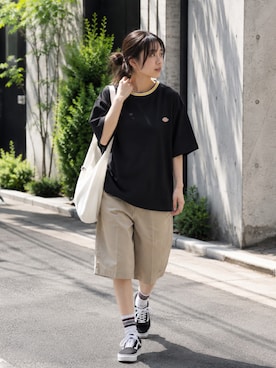 「Dickies（ディッキーズ）のDickies（ディッキーズ）ワンポイント刺繍Tシャツ 無地 リンガー配色/ビッグシルエット ユニセックス（Tシャツ/カットソー、ブラック系）」を使った、Salong hameu【Official】さん（メンズ・175cm）の夏コーディネート