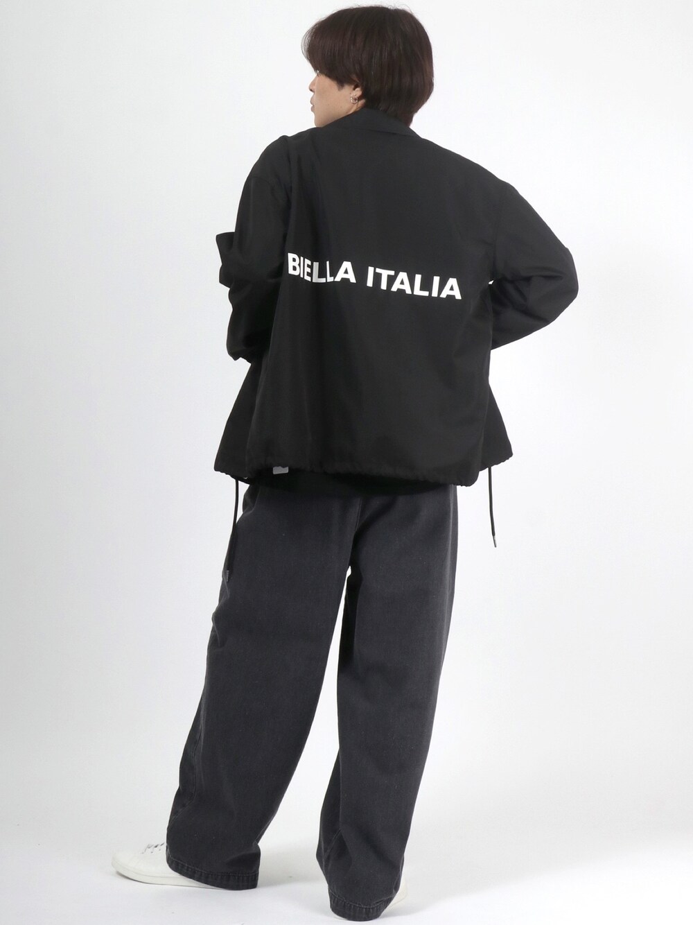 「カジュアルコーデ、ストリート、ワイドパンツ、ストリートMIX、コーチジャケット、ライトアウター、ナイロンジャケット、FILA、ブラックコーデ、ワイドデニム、ワイドシルエット、デニムパンツ、ブラックデニム、ルーズシルエット、オーバーサイズ」｜「FILAのFILA◆バックプリント・袖プリント ビッグシルエットコーチジャケット（ナイロンジャケット、ブラック系）」を使った、Salong hameu【Official】さん（メンズ・175cm）の秋コーディネートの1枚目の写真