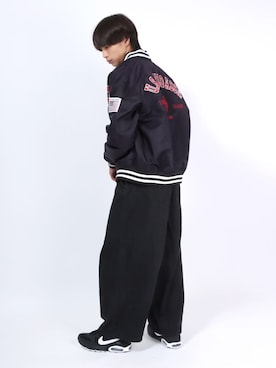 「オールブラック」｜「アイテム（スタジャン）」を使った、Salong hameu【Official】さん（メンズ・174cm）の冬コーディネート