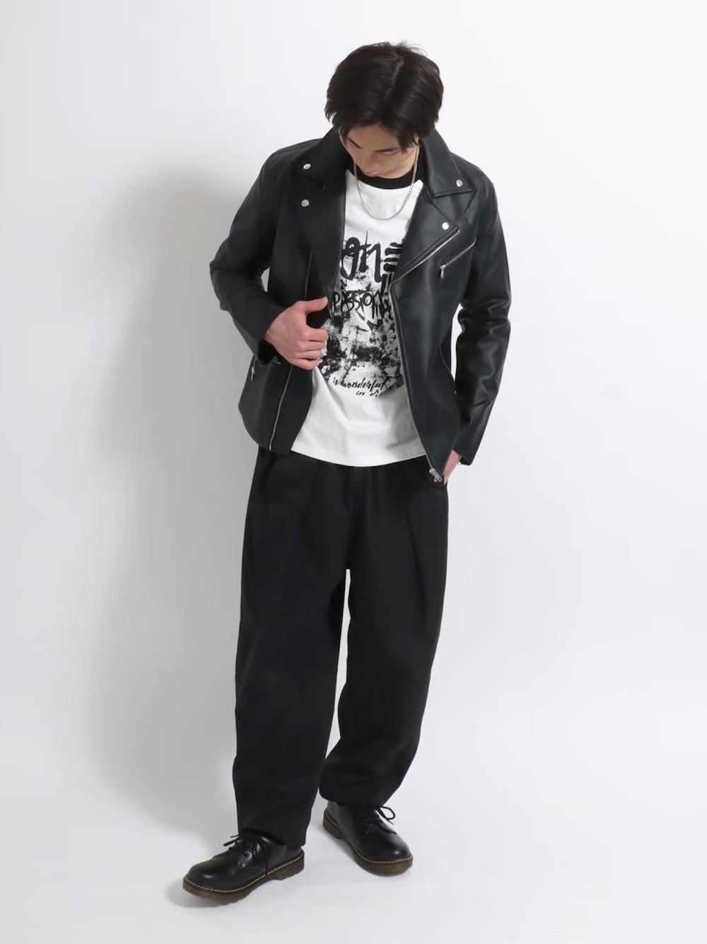 「ロンT、プチプラ、salonghameu、着回しコーデ、大人ファッション、ロック、ロックT、フェイクレザー、ライダース、ライダースジャケット、ダブルライダース、オールブラック、韓国ファッション、タックパンツ、バルーンパンツ」｜「Salong hameuのダブルライダースジャケット フェイクレザー/合皮/PU（ライダースジャケット、ブラック系）」を使った、Salong hameu【Official】さん（メンズ・174cm）の春コーディネートの1枚目の写真