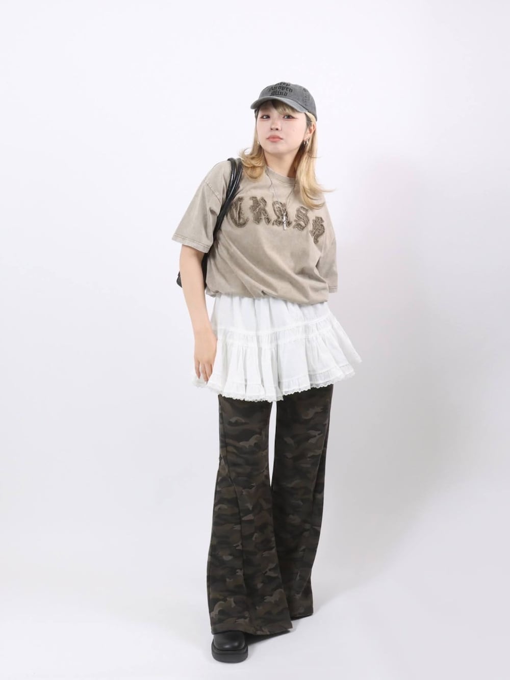 「夏コーデ、韓国ファッション、プチプラ、salonghameu、フェススタイル、グランジ、グランジコーデ、ミニスカート、カモフラ、迷彩、フレアパンツ、レイヤードスタイル、キャップ、ストリート、ストリートコーデ」｜「Instagramもフォローお願いします🙋🏻‍♀️🙋🏻‍♂️🙋🏻のInstagramQR（その他、ホワイト系）」を使った、Salong hameu【Official】さん（レディース・165cm）の夏コーディネートの1枚目の写真