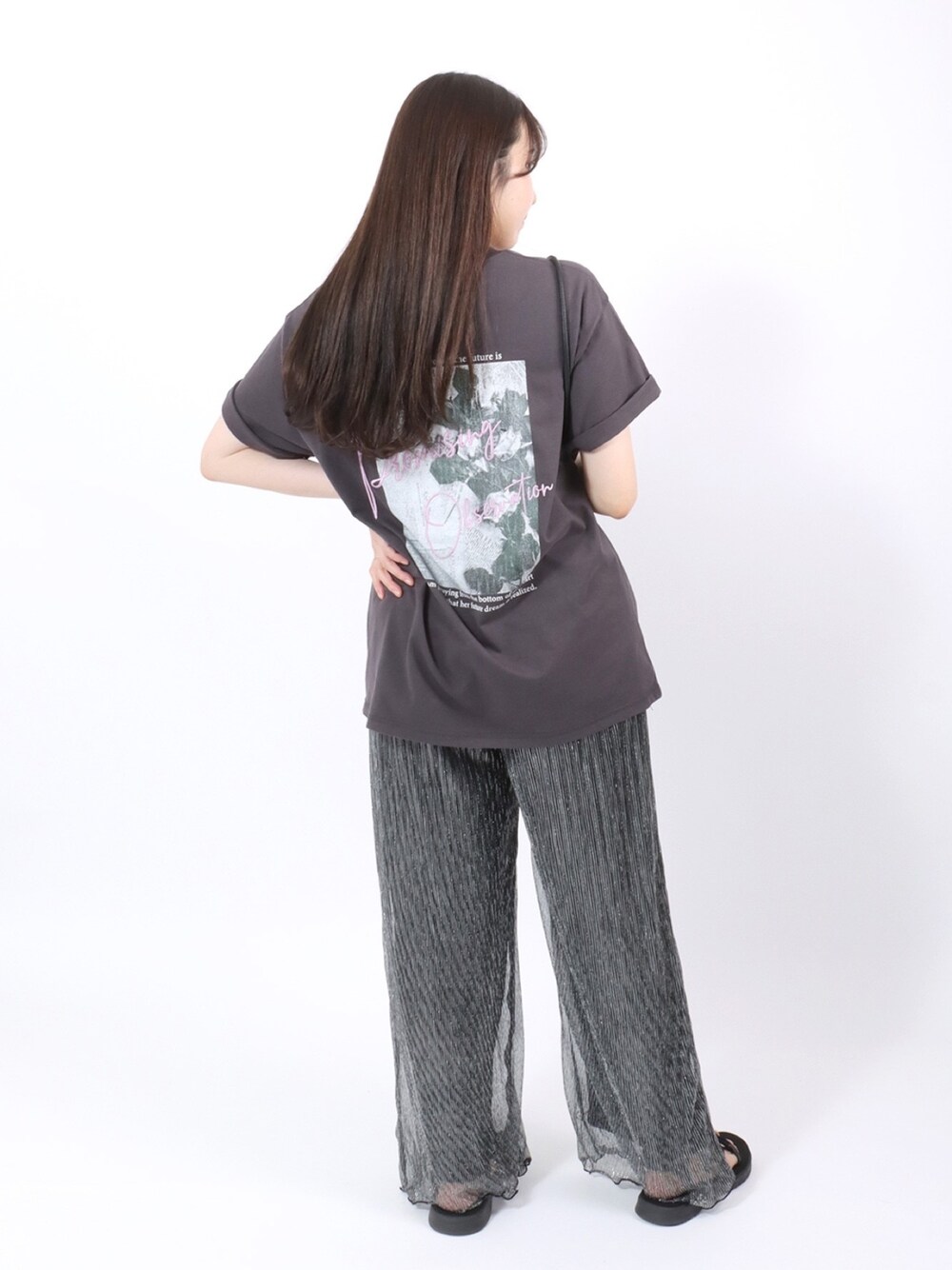 ブラック系のTシャツ/カットソー、シルバー系のその他パンツ、ホワイト系のその他を着用したレディースの夏コーディネートの1枚目の写真