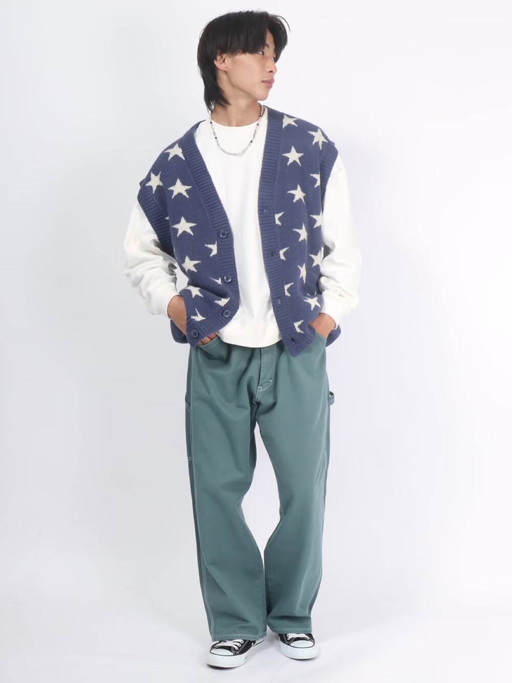 「カーゴパンツ、スニーカー、カラーパンツ、ペインターパンツ、ニット、ニットベスト、総柄、柄ニット、星柄、星条旗、グリーン、グリーンパンツ、春色、ベスト」｜「Salong hameuのモヘア風ニットベストカーディガン/ペイズリー/幾何学柄/アーガイルチェック/レオパード・ひょう柄/スター・星柄（ニット/セーター、ブルー系）」を使った、Salong hameu【Official】さん（メンズ・174cm）の冬コーディネートの1枚目の写真
