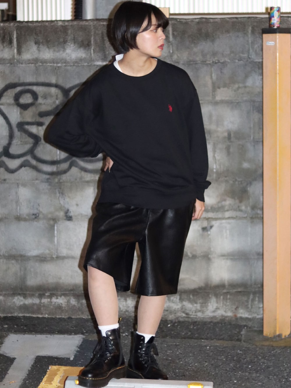 「U.S.POLO ASSN.、ワンポイント、スウェット、スウェットコーデ、ハーフパンツ、レザー、レザーパンツ、合皮、フェイクレザーパンツ、ワイドパンツ、ワイドシルエット、オールブラック、Dr.Martens、マーチン」｜「U.S. POLO ASSN.のU.S.POLO ASSN. ワンポイントロゴ刺繍 スウェットトップス/長袖 無地 プルオーバートレーナー/メンズ レディース（スウェット、ブラック系）」を使った、Salong hameu【Official】さん（レディース・165cm）の冬コーディネートの1枚目の写真