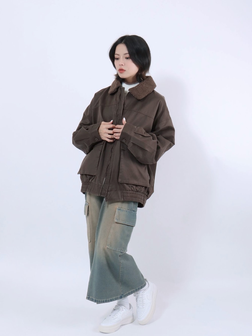 ホワイト系のニット/セーター、ブラウン系のブルゾン、ホワイト系のその他を着用したレディースの秋コーディネートの1枚目の写真