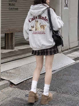 「Salong hameu（サロン ハミュー）の別注ねこさんバックプリント・パッチワークアップリケ スウェットジップアップパーカー/チェック柄/ドット柄（パーカー、グレー系）」を使った、Salong hameu【Official】さん（メンズ・175cm）の秋コーディネート