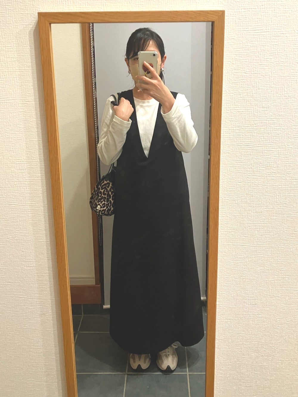 「ワンピース、黒、大人カジュアル」｜「JOURNAL STANDARDの《WEB限定追加5》シックトロVネックワンピース（ワンピース、ブラック系）」を使った、ぴっぴさん（レディース・157cm）の冬コーディネートの1枚目の写真