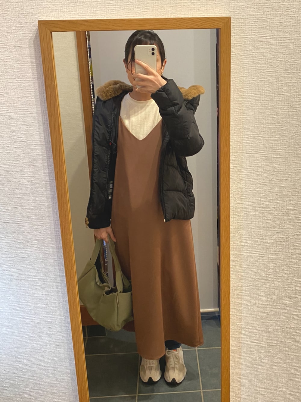「GU、キャミワンピ、ニューバランス」｜「GUのアイテム（ワンピース/ドレス、ブラウン系）」を使った、ぴっぴさん（レディース・157cm）の冬コーディネートの1枚目の写真