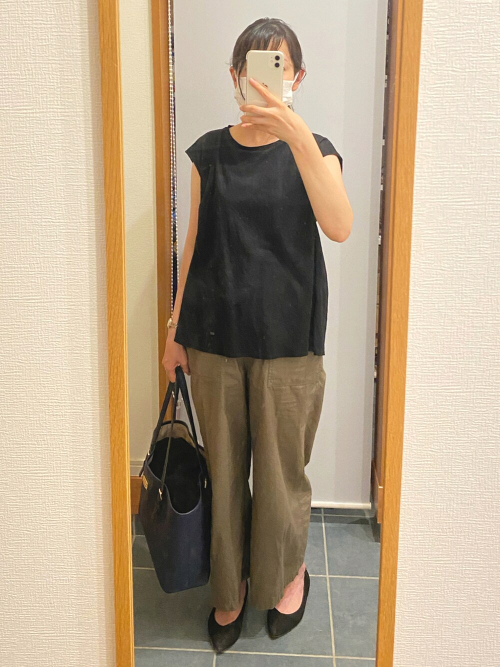 「出勤コーデ、まだ半袖」｜「GUのアイテム（トップス、ブラック系）」を使った、ぴっぴさん（レディース・157cm）の秋コーディネートの1枚目の写真