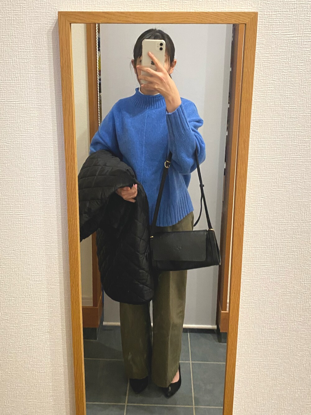 「困ったときのUNIQLO」｜「MACPHEEのラムカシミヤ ビルドネックプルオーバー（ニット/セーター、ブルー系）」を使った、ぴっぴさん（レディース・157cm）の冬コーディネートの1枚目の写真