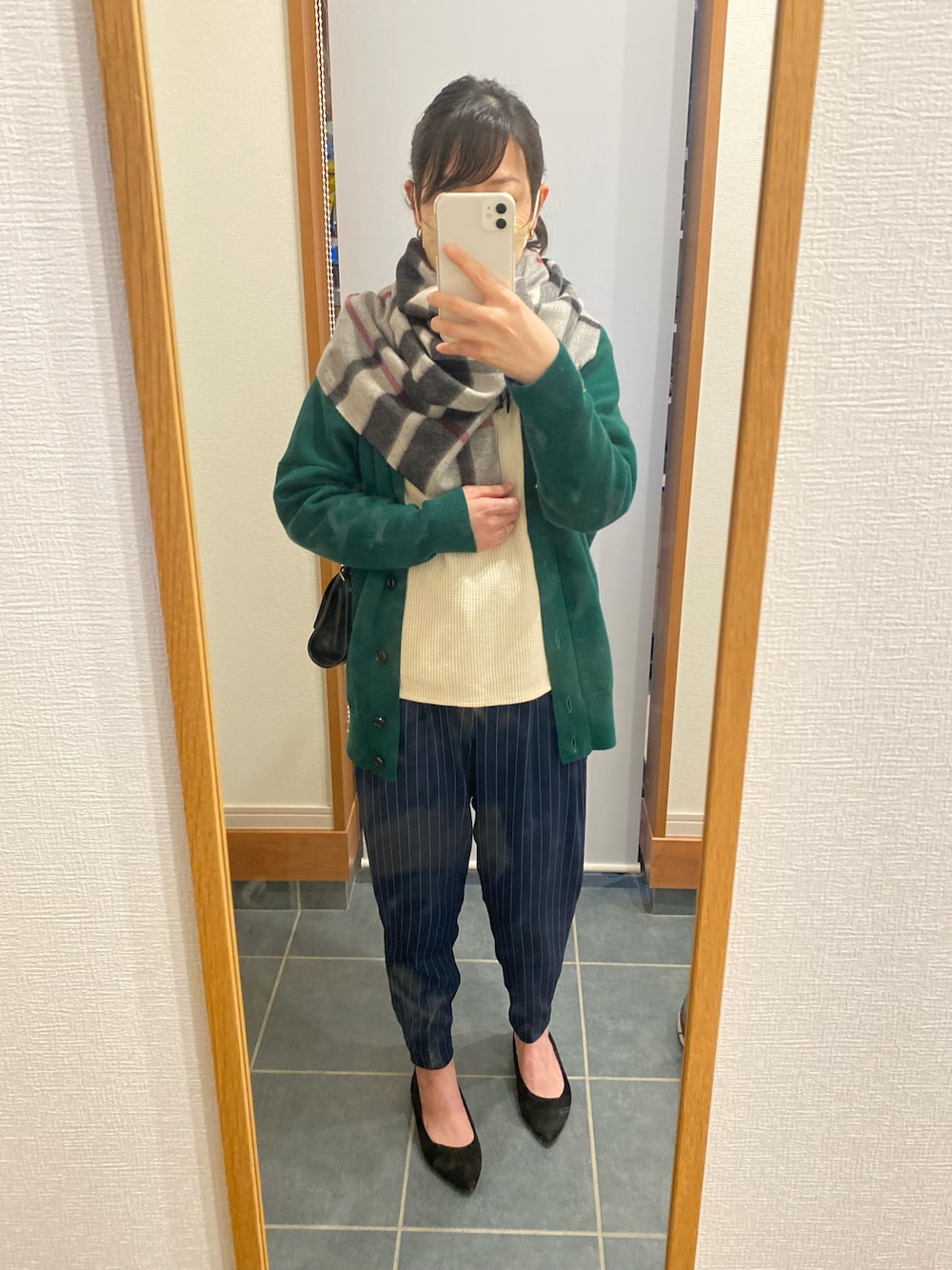 「休日スタイル、JoshuaEllis、Joshua Ellis」｜「UNIQLOのWOMEN ドレープジョガーパンツ（ピンストライプ）（その他パンツ、ブルー系）」を使った、ぴっぴさん（レディース・157cm）の春コーディネートの1枚目の写真