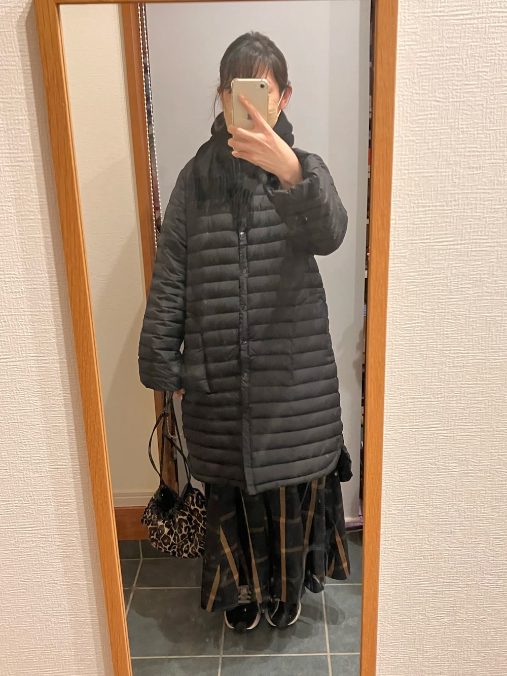 「Traditional WeatherwearのARKLEY LONG DOWN PACKABLE/アークリー ロングダウン パッカブル（ダウンジャケット/コート、ブラック系）」を使った、ぴっぴさん（レディース・157cm）の冬コーディネートの1枚目の写真