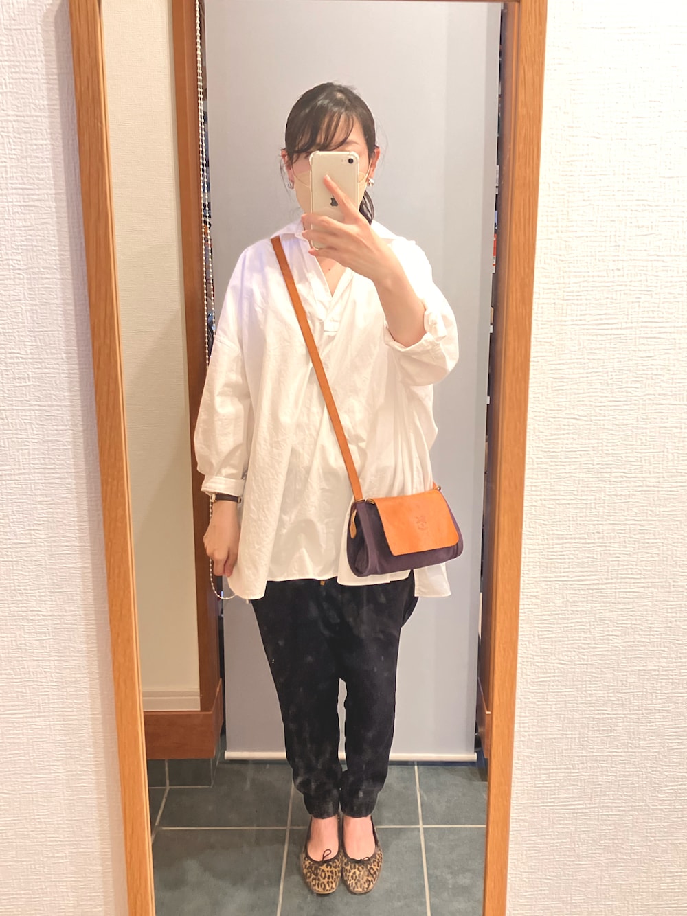 「MICA&DEALのアイテム（パンツ、ブラック系）」を使った、ぴっぴさん（レディース・157cm）の秋コーディネートの1枚目の写真
