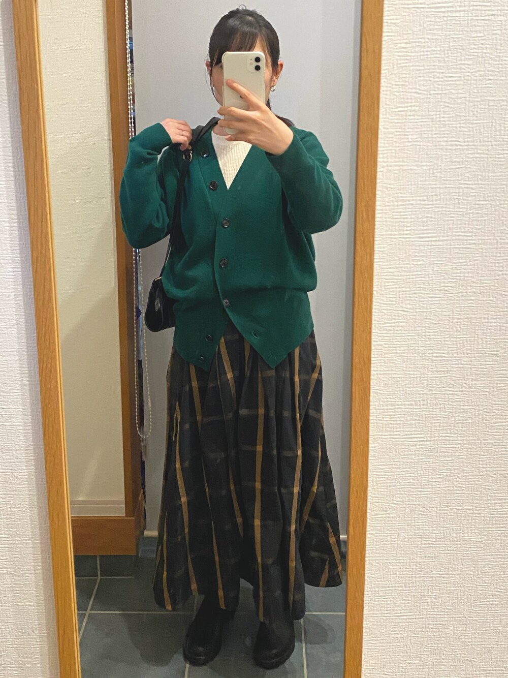 「秋服、グリーンのカーディガン、ショートブーツ」｜「ananaのアイテム（スカート、その他）」を使った、ぴっぴさん（レディース・157cm）の秋コーディネートの1枚目の写真