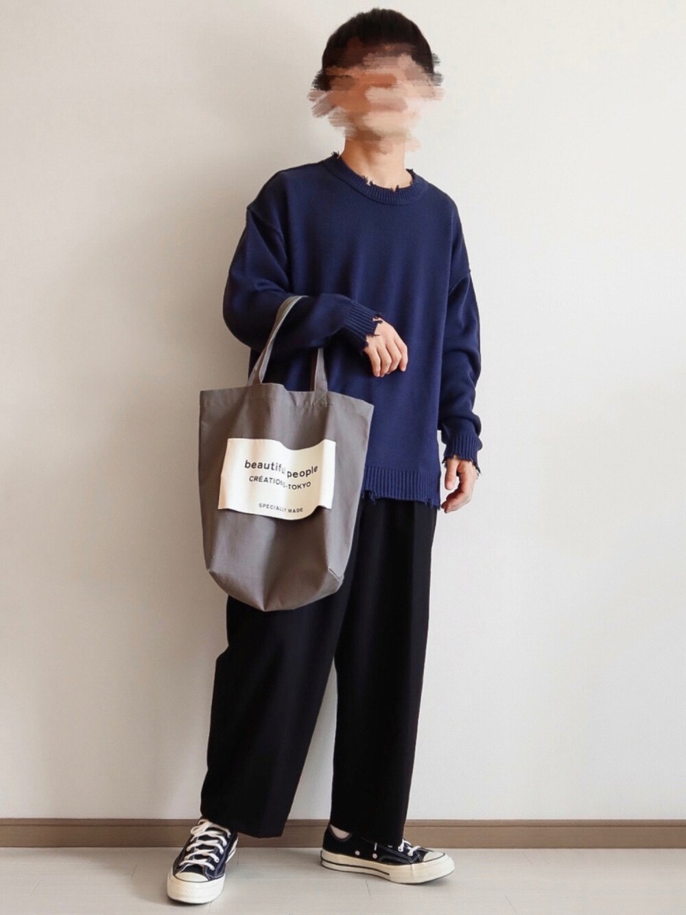 ブルー系のニット/セーター、ブラック系のその他パンツ、ブラック系のスニーカーを着用したメンズの秋コーディネートの1枚目の写真