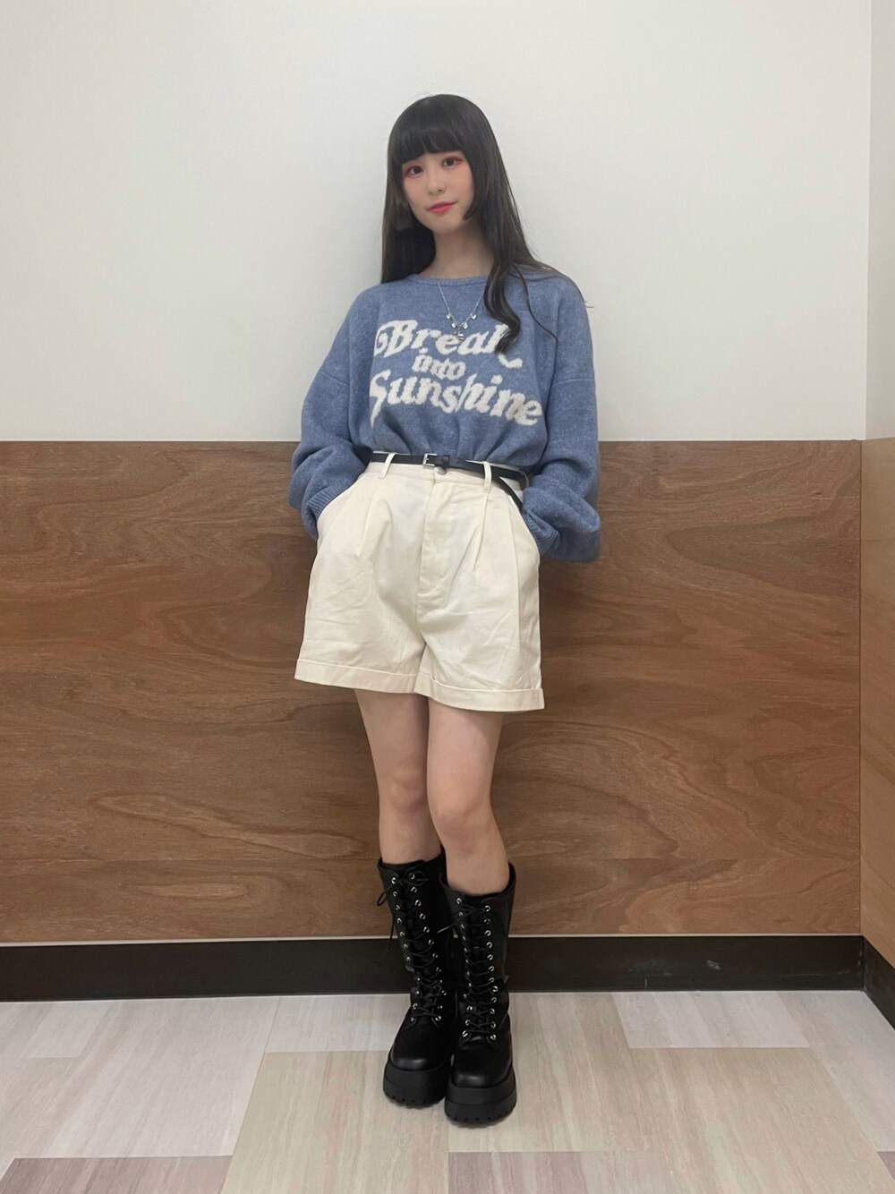 「プチプラ、プチプラコーデ、いいね、save、フォローお願いします🤑、WEGO、ショートパンツ、ミドルブーツ、ニット、水色、秋コーデ」｜「WEGOのWEGO/レースアップミドルブーツ（ブーツ、ブラック系）」を使った、𝓎さん（レディース・156cm）の秋コーディネートの1枚目の写真