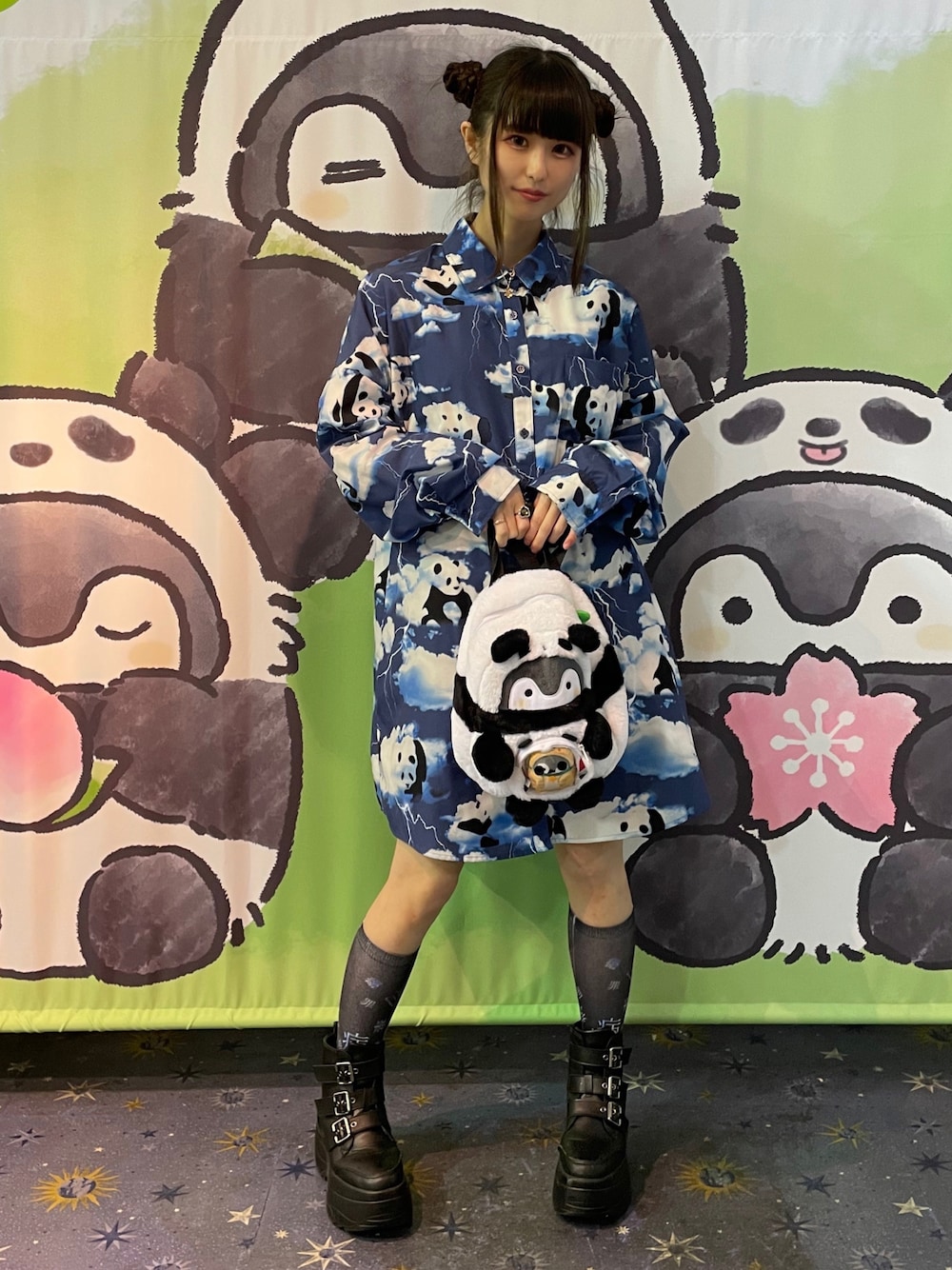 「厚底ブーツ、地雷、シャツワンピ、パンダ、いいね、save、フォローお願いします🤑、ビッグシルエット、病みかわいい、動物園、ブルー、ハイソックス、韓国ファッション」｜「Jamie エーエヌケーのアイテム（シャツ/ブラウス、ブルー系）」を使った、𝓎さん（レディース・156cm）の春コーディネートの1枚目の写真