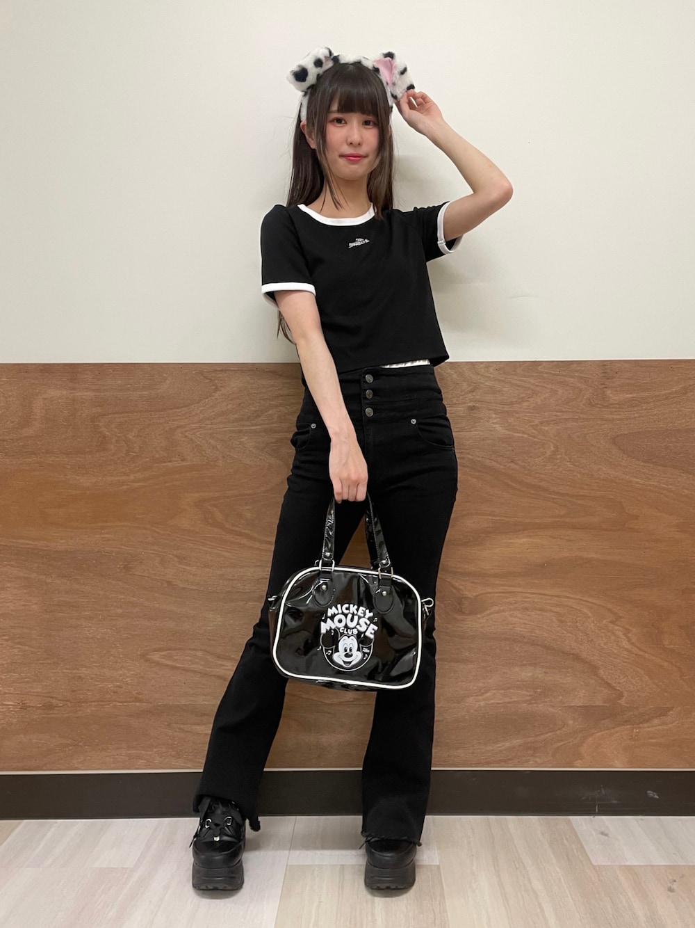 「いいね、save、フォローお願いします🤑、WEGO、プチプラ、プチプラコーデ、オールブラック、ハイウエスト、フレアパンツ、デニムパンツ、ショート丈トップス、ディズニーコーデ、101匹わんちゃん、ボストンバッグ」｜「Disneyの∴WEGO/別注Disney刺繍リブリンガーT（Tシャツ/カットソー、ブラック系）」を使った、𝓎さん（レディース・156cm）の春コーディネートの1枚目の写真