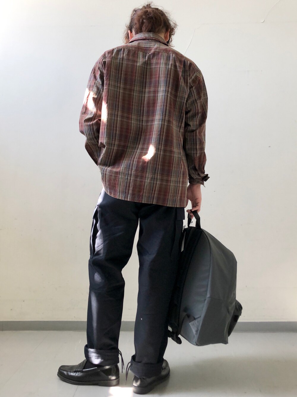 「チェック、ミリタリー、シャツ、ローファー、カーゴパンツ、革靴、シャツスタイル、低身長、URBAN RESEARCH、URBAN RESEARCH DOORS」｜「BASSのG.H BASS　LARSON MOC PENNY（ローファー、ブラック系）」を使った、さとすけさん（メンズ・163cm）の秋コーディネートの1枚目の写真