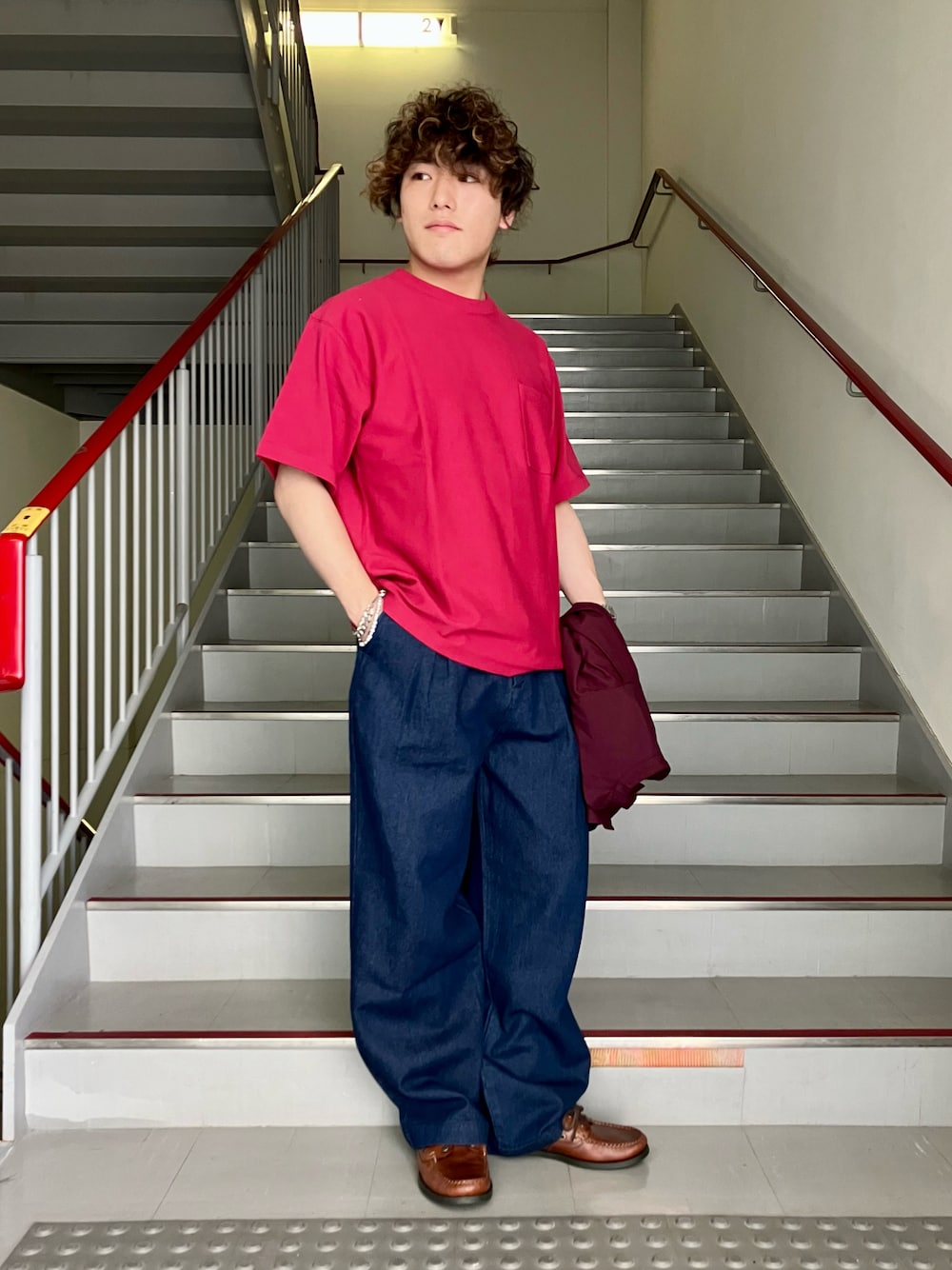 「デニム、LEE、赤、大人カジュアル、革靴、シャツスタイル、夏コーデ、カジュアルコーデ、URBAN RESEARCH、URBAN RESEARCH DOORS」｜「L.L.Beanのメンズ カスコ・ベイ・ボート・モック（モカシン/デッキシューズ、ブラウン系）」を使った、さとすけさん（メンズ・164cm）の夏コーディネートの1枚目の写真