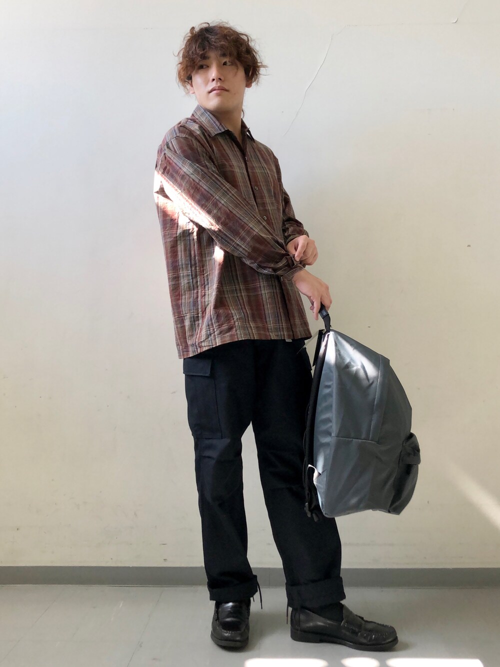 「チェック、ミリタリー、ローファー、カーゴパンツ、革靴、きれいめカジュアル、シャツスタイル、低身長、URBAN RESEARCH、URBAN RESEARCH DOORS」｜「URBAN RESEARCH DOORSのWhite Label　ミリタリークロス 6ポケットカーゴパンツ（その他パンツ、ブルー系）」を使った、さとすけさん（メンズ・163cm）の秋コーディネートの1枚目の写真