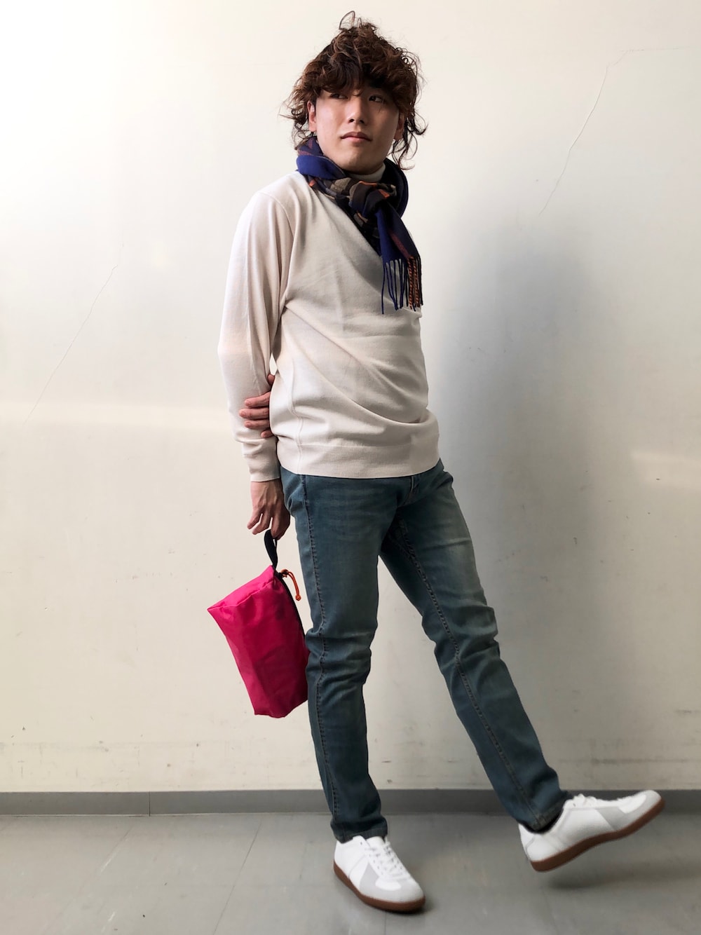「チェック、シンプル、白スニーカー、きれいめカジュアル、GRAMICCI、ミニバッグ、URBAN RESEARCH、URBAN RESEARCH DOORS、Patrick、チェック柄に恋してる」｜「URBAN RESEARCH DOORSの【別注】Whitehill&Wilsons×DOORS マフラー（その他、その他）」を使った、さとすけさん（メンズ・163cm）の秋コーディネートの1枚目の写真