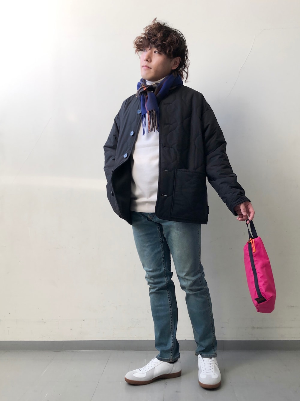「冬コーデ、スニーカーコーデ、キルティングジャケット、Traditional Weatherwear、シンプルコーデ、GRAMICCI、ミニバッグ、URBAN RESEARCH、URBAN RESEARCH DOORS、チェック柄に恋してる」｜「Traditional Weatherwearの【別注】Traditional Weatherwear×DOORS　TONBRIDGE（ブルゾン、ブラック系）」を使った、さとすけさん（メンズ・163cm）の秋コーディネートの1枚目の写真