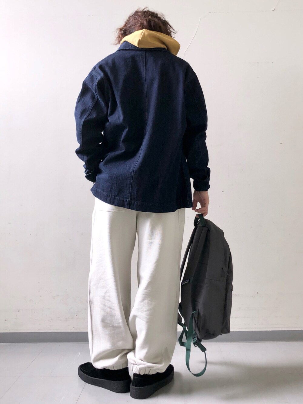 「ビッグシルエット、レイヤードスタイル、patagonia、革靴、FORK&SPOON、URBAN RESEARCH、URBAN RESEARCH DOORS、秋コーデ、スクエアバッグ、秋服準備はじめました」｜「URBAN RESEARCH DOORSのスエードモカシン（その他シューズ、ブラック系）」を使った、さとすけさん（メンズ・163cm）の秋コーディネートの1枚目の写真