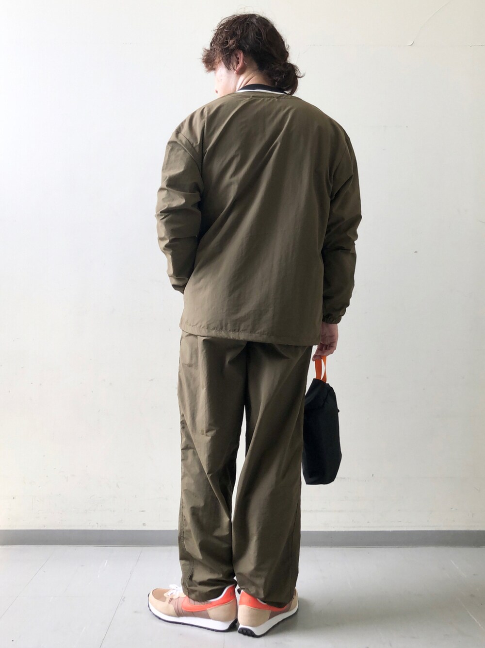 「セットアップ、ミリタリー、カラーパンツ、秋のコーデ、ミニバッグ、低身長、カジュアルコーデ、URBAN RESEARCH、URBAN RESEARCH DOORS、秋トレンド2021」｜「NIKEのアイテム（スニーカー、ブラウン系）」を使った、さとすけさん（メンズ・163cm）の夏コーディネートの1枚目の写真