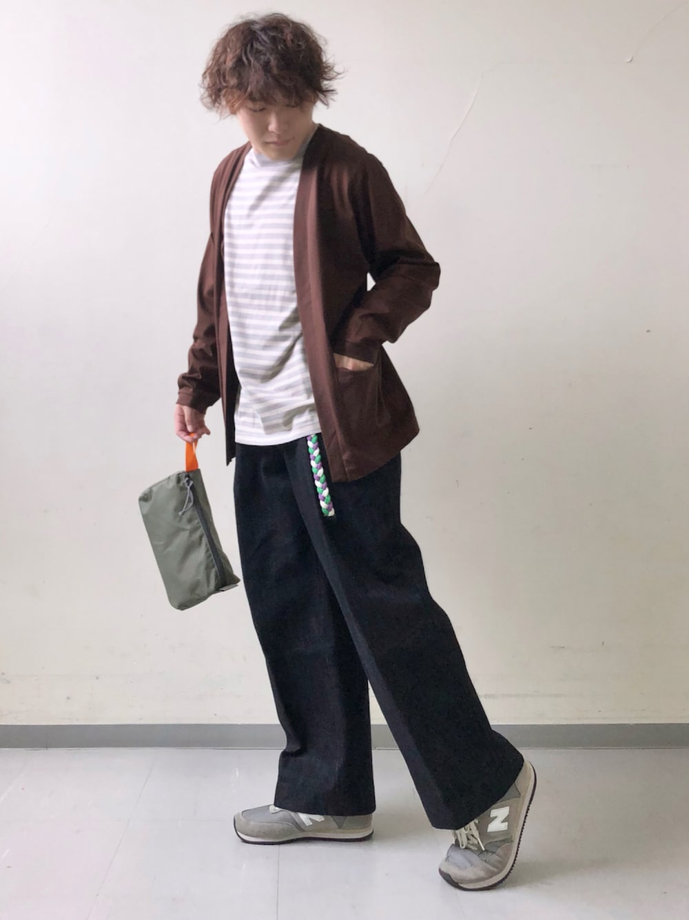 「URBAN RESEARCH、URBAN RESEARCH DOORS、FORK&SPOON、低身長、秋服準備はじめました、秋トレンド2021、ブラウン、ワイドデニム、ボーダー、ミニバッグ」｜「FORK&SPOONのFORK&SPOON　ワンタックチノパンツ（その他パンツ、ブルー系）」を使った、さとすけさん（メンズ・163cm）の秋コーディネートの1枚目の写真
