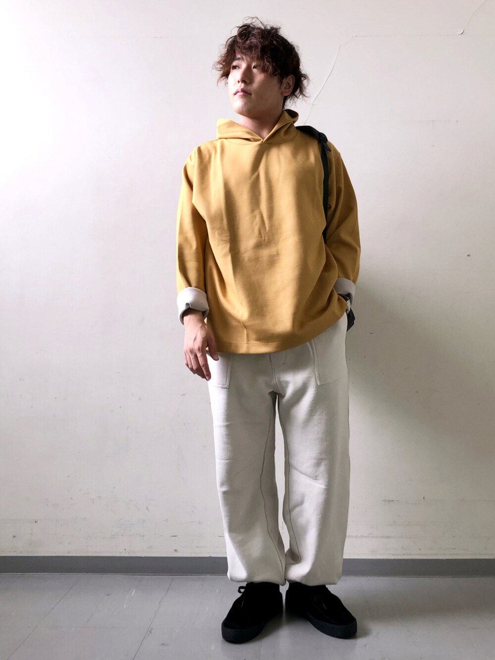 「ビッグシルエット、patagonia、革靴、FORK&SPOON、ホワイトパンツ、URBAN RESEARCH、URBAN RESEARCH DOORS、秋コーデ、スクエアバッグ、秋服準備はじめました」｜「URBAN RESEARCH DOORSのスエードモカシン（その他シューズ、ブラック系）」を使った、さとすけさん（メンズ・163cm）の秋コーディネートの1枚目の写真