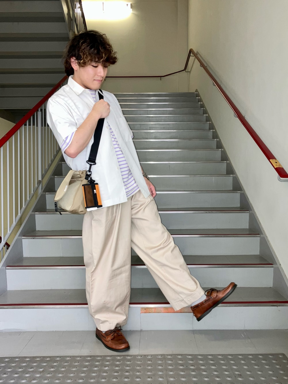 「春夏コーデ、春コーデ、夏コーデ、ベージュ、ボーダー、革靴、ショルダーバッグ、ワイドパンツ、低身長、URBAN RESEARCH DOORS、休日コーデ、初夏コーデ、シンプルコーデ、きれいめカジュアル、ビックシルエット」｜「FORK&SPOONのFORK&SPOON　ワイドバルーンパンツ（その他パンツ、ベージュ系）」を使った、さとすけさん（メンズ・164cm）の春コーディネートの1枚目の写真
