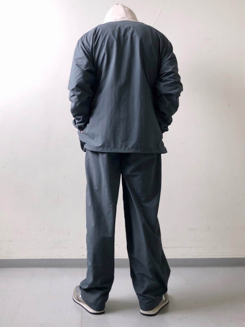 「URBAN RESEARCH、URBAN RESEARCH DOORS、低身長、パーカー、セットアップ、New Balance、スニーカー、秋トレンド2021、ブルー、オーバーサイズ」｜「NEW BALANCEの【別注】NEW BALANCE×DOORS　COMP100（スニーカー、グレー系）」を使った、さとすけさん（メンズ・163cm）の秋コーディネートの1枚目の写真